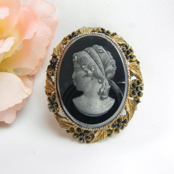60s Onyx Cameo Brooch or Pendant with Golden Metal | Left-Facing Cameo - Picture 1 of 9
